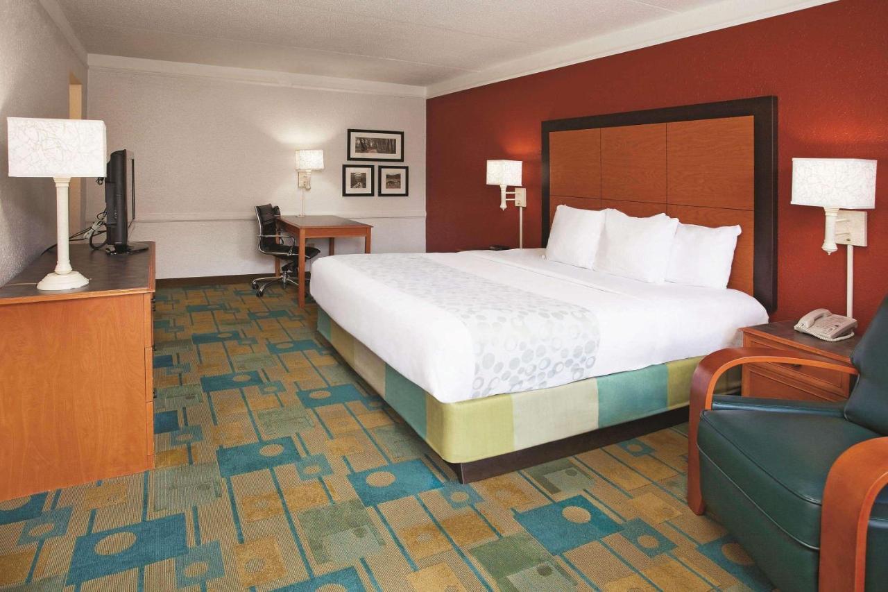 Howard Johnson By Wyndham Columbus Fort Moore エクステリア 写真
