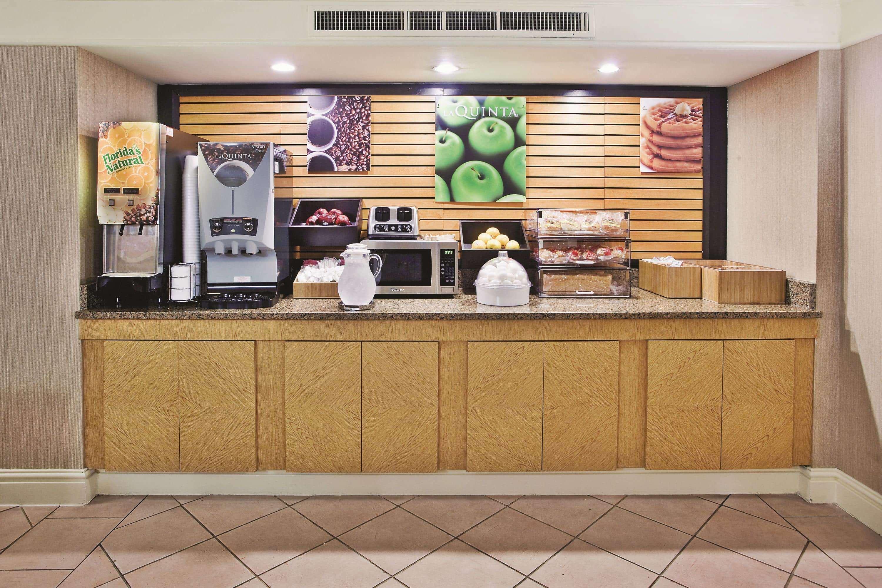 Howard Johnson By Wyndham Columbus Fort Moore エクステリア 写真