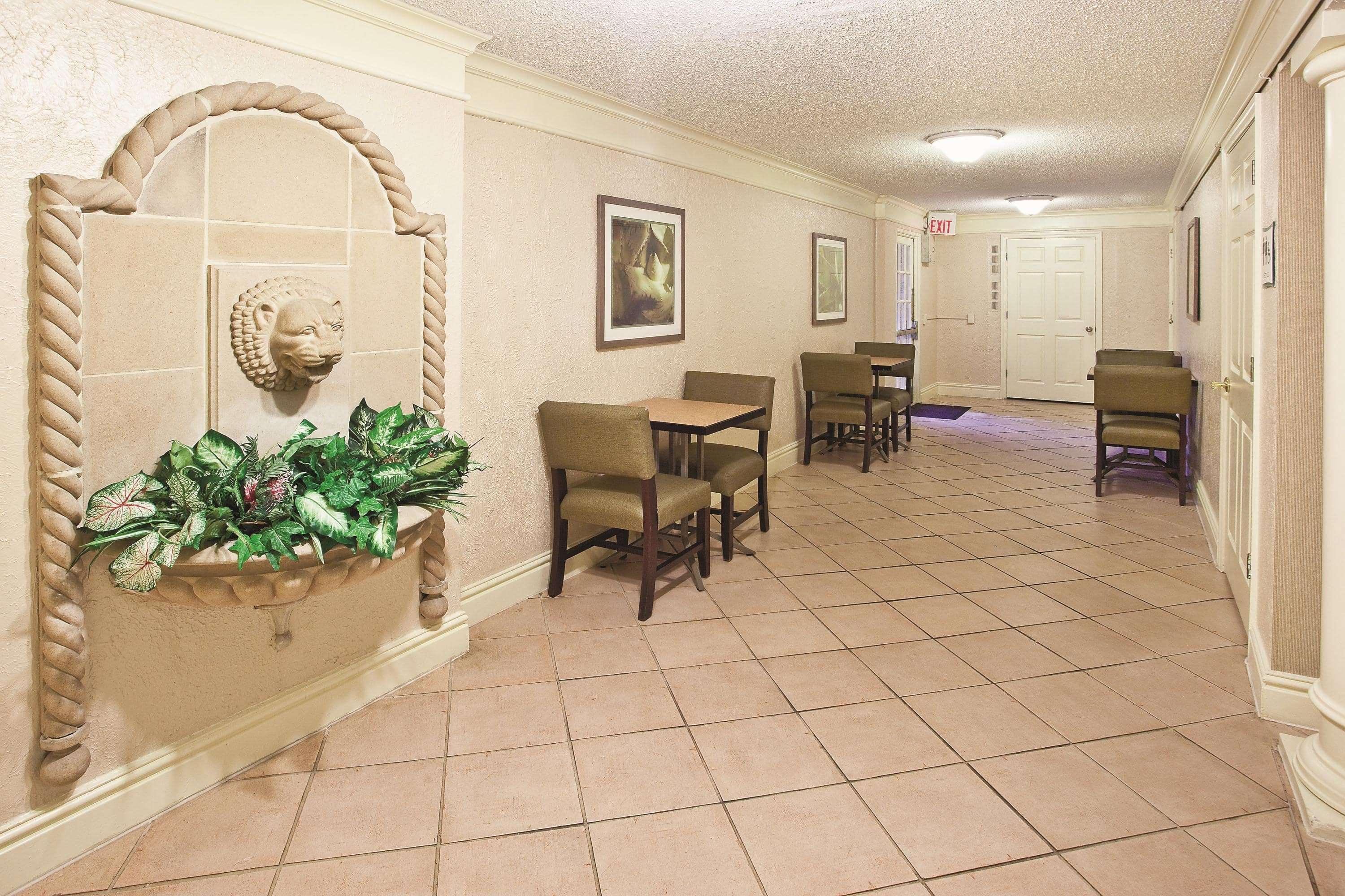 Howard Johnson By Wyndham Columbus Fort Moore エクステリア 写真