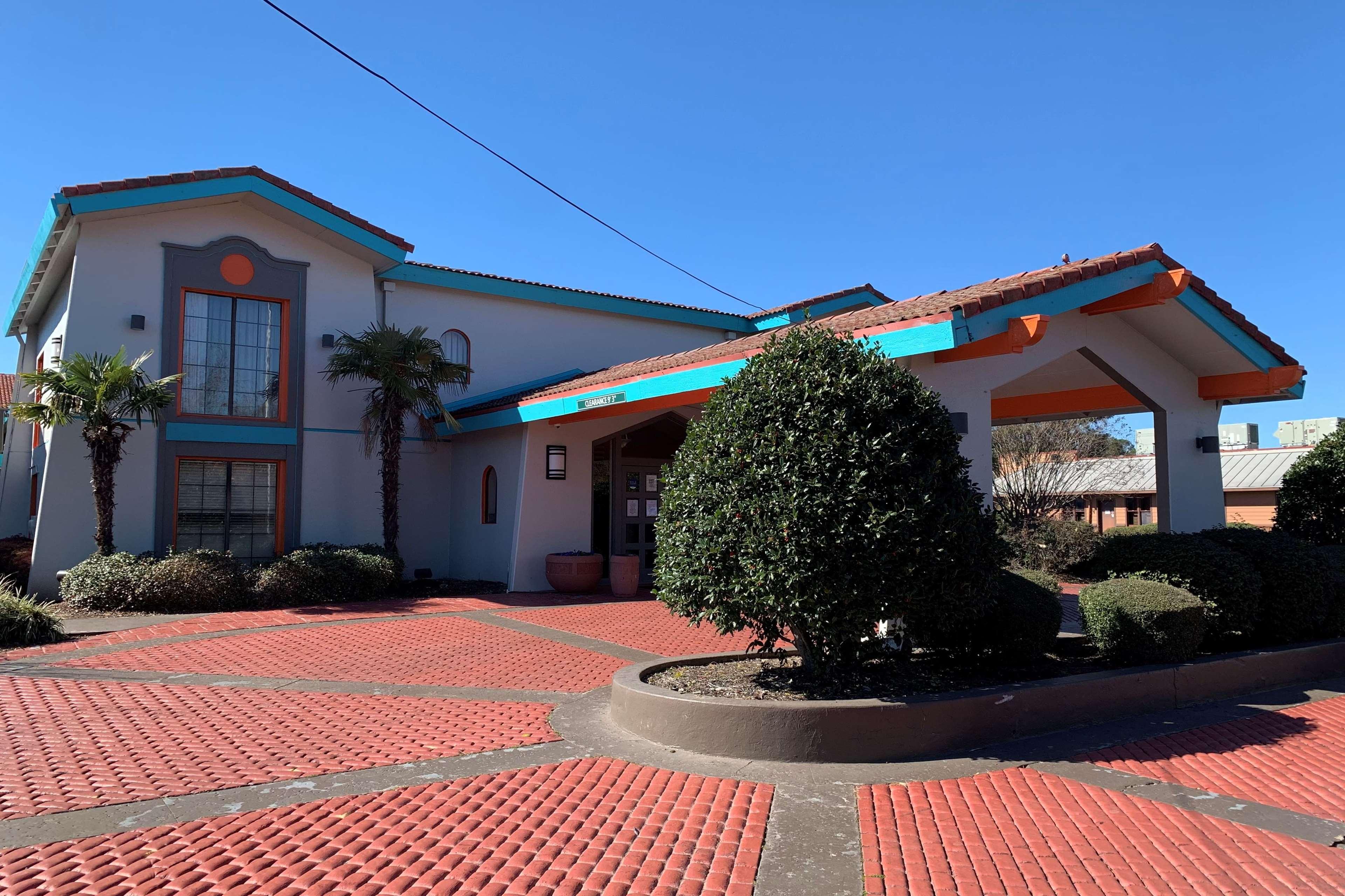 Howard Johnson By Wyndham Columbus Fort Moore エクステリア 写真