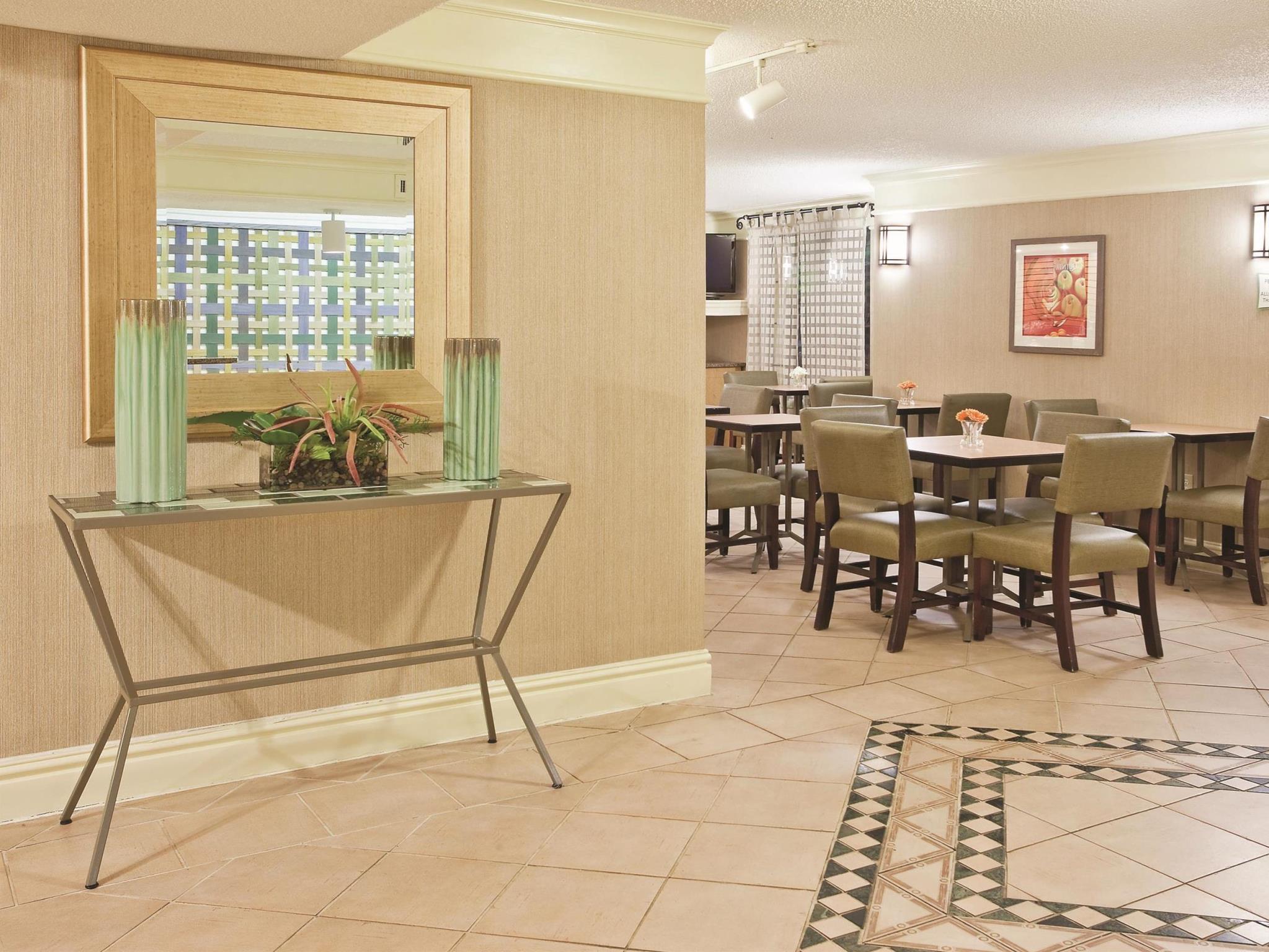 Howard Johnson By Wyndham Columbus Fort Moore エクステリア 写真