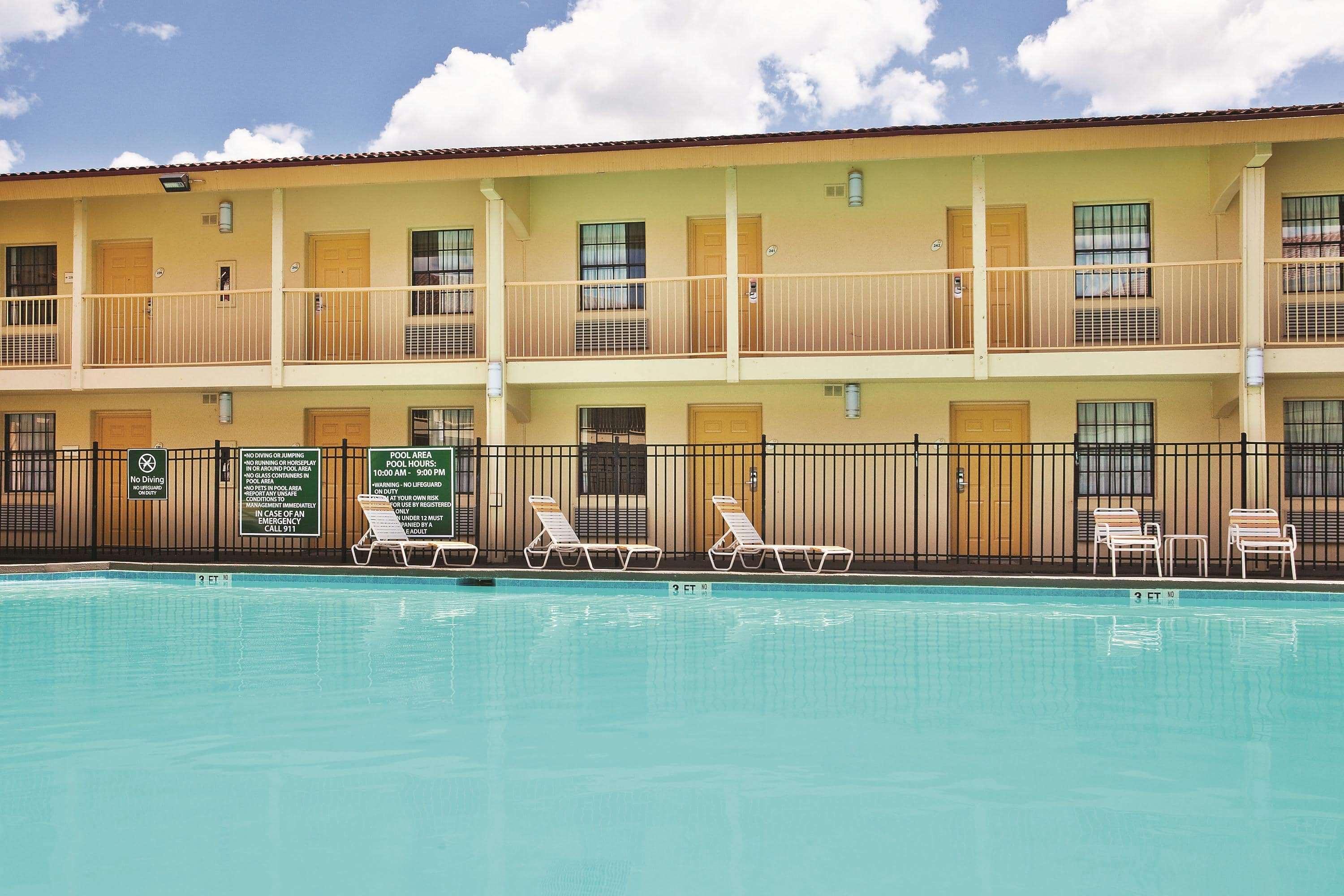 Howard Johnson By Wyndham Columbus Fort Moore エクステリア 写真