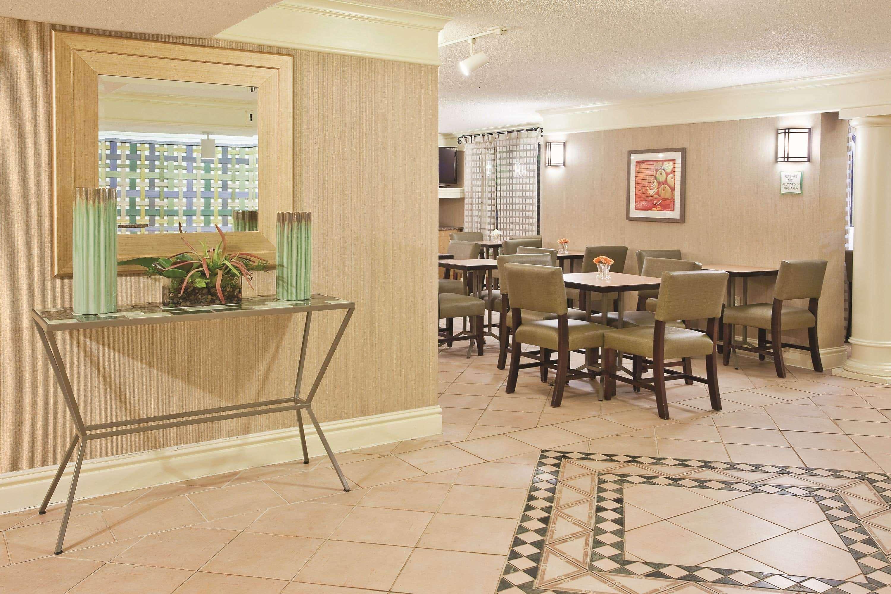 Howard Johnson By Wyndham Columbus Fort Moore エクステリア 写真